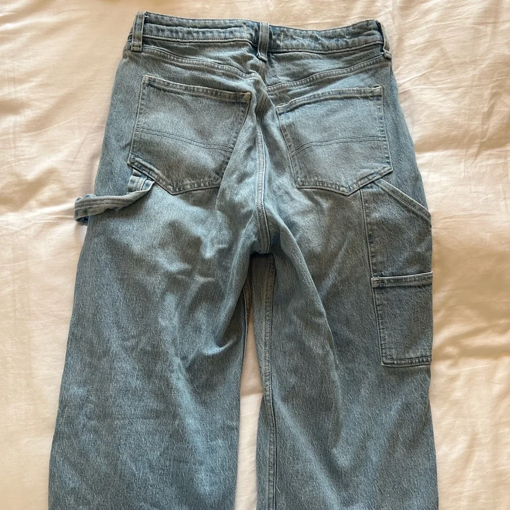 Abercrombie & Fitch high rise 90s relaxed Jean with carpenter details. - Picture 4 of 5